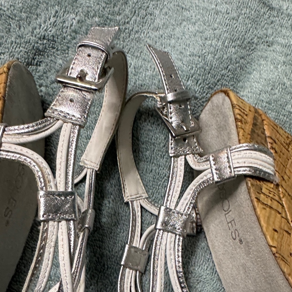 AEROSOLES Women's Metallic Strappy Sandals CUTE and COMFY - Picture 6 of 8